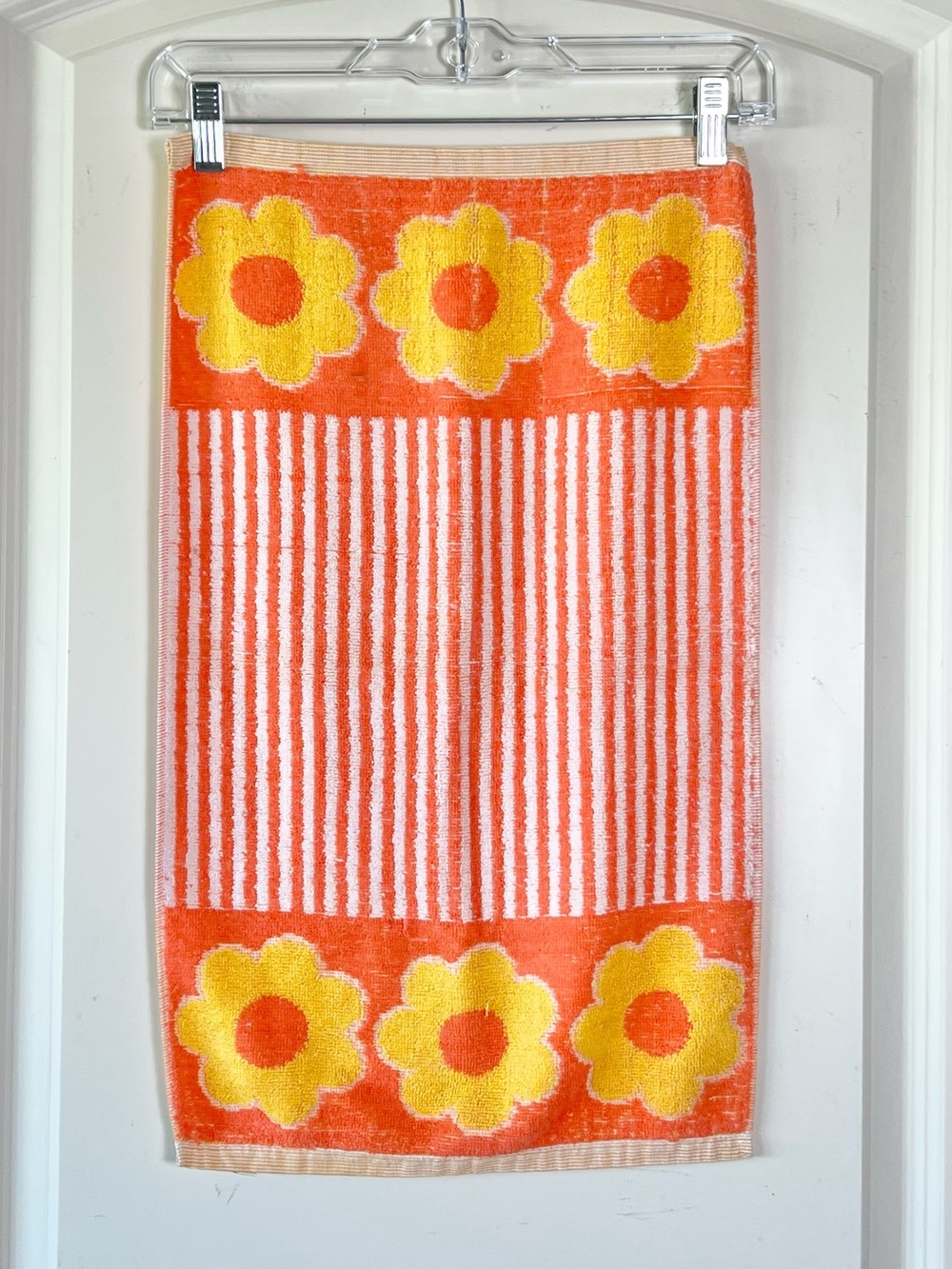 Vintage Terry Treasures California Towel 70s Flower Power Mod Daisy Retro